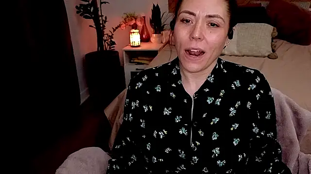 Snapshot of Ellie-L-Elizabeth chatting on 04.22.26 Ellie-L-Elizabeth online show from 04.22.26