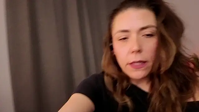 Snapshot of Ellie-L-Elizabeth chatting on 05.07.26 Ellie-L-Elizabeth online show from 05.07.26