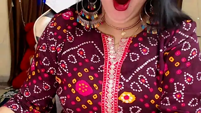 Snapshot of Naughty_Kashish chatting on 11.24.25 Naughty Kashish online show from 11.24.25