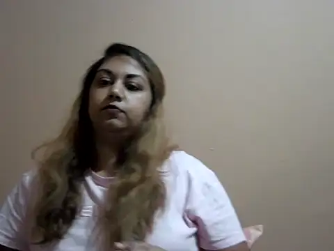 Snapshot of bellachow10 chatting on 11.08.25 bellachow10 online show from 11.08.25