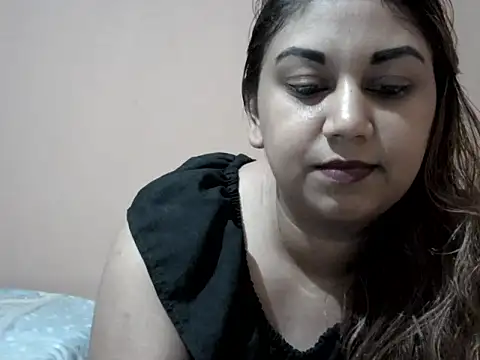 Snapshot of bellachow10 chatting on 11.29.25 bellachow10 online show from 11.29.25