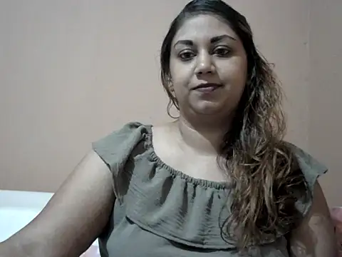 Snapshot of bellachow10 chatting on 11.30.25 bellachow10 online show from 11.30.25