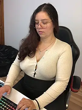 Snapshot of kayortiiz chatting on 04.12.26 kayortiiz online show from 04.12.26