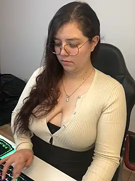 Snapshot of kayortiiz chatting on 04.14.26 kayortiiz online show from 04.14.26