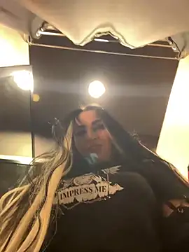 Snapshot of CrazzyChicks chatting on 01.26.25 CrazzyChicks online show from 01.26.25