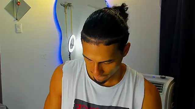 Snapshot of Kris_Khalifa69 chatting on 09.22.25 Kris Khalifa69 online show from 09.22.25