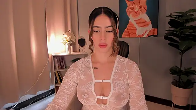 Snapshot of LiaPearce chatting on 10.27.25 LiaPearce online show from 10.27.25