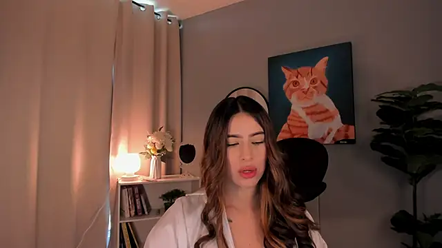 Snapshot of LiaPearce chatting on 10.28.25 LiaPearce online show from 10.28.25