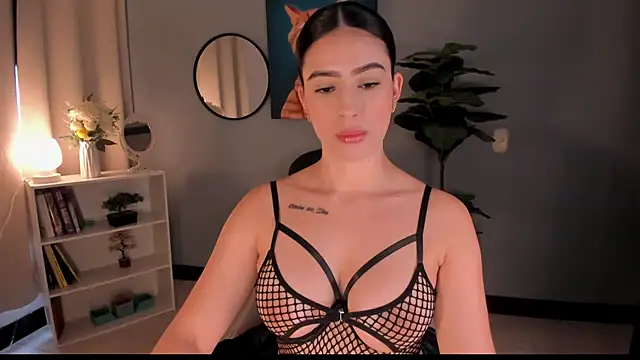 Snapshot of LiaPearce chatting on 11.25.25 LiaPearce online show from 11.25.25