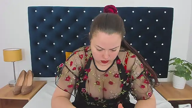 Snapshot of EvaLick chatting on 02.19.25 EvaLick online show from 02.19.25