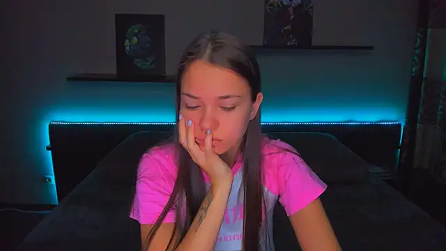 Snapshot of AlexaBarkley chatting on 10.31.25 AlexaBarkley online show from 10.31.25