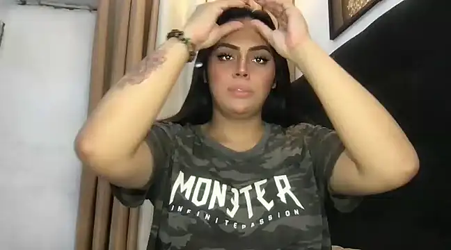 Snapshot of _MissKhimberlyXxx_ chatting on 02.14.25 MissKhimberlyXxx online show from 02.14.25