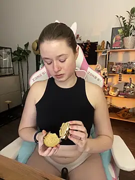 Snapshot of sweetest_pie chatting on 11.08.25 sweetest pie online show from 11.08.25