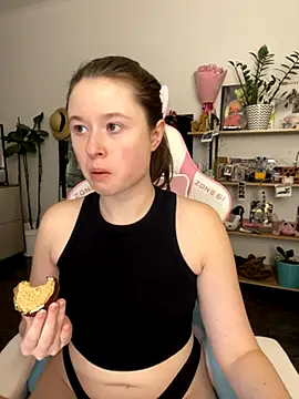 Snapshot of sweetest_pie chatting on 11.13.25 sweetest pie online show from 11.13.25