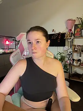 Snapshot of sweetest_pie chatting on 11.21.25 sweetest pie online show from 11.21.25