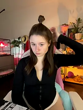 Snapshot of sweetest_pie chatting on 12.04.25 sweetest pie online show from 12.04.25