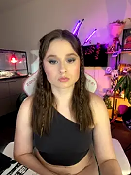 Snapshot of sweetest_pie chatting on 12.13.25 sweetest pie online show from 12.13.25