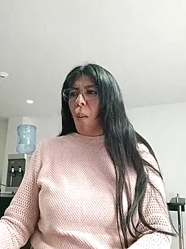 Snapshot of aisha_latina chatting on 10.28.25 aisha latina online show from 10.28.25