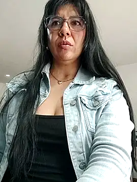 Snapshot of aisha_latina chatting on 11.10.25 aisha latina online show from 11.10.25