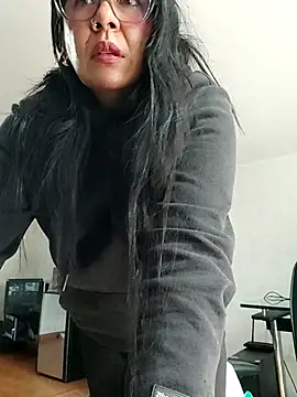 Snapshot of aisha_latina chatting on 11.11.25 aisha latina online show from 11.11.25