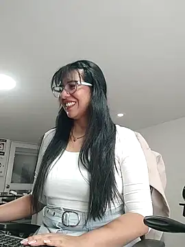 Snapshot of aisha_latina chatting on 11.14.25 aisha latina online show from 11.14.25