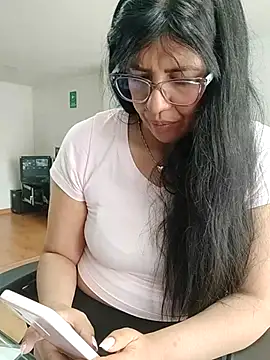 Snapshot of aisha_latina chatting on 11.20.25 aisha latina online show from 11.20.25