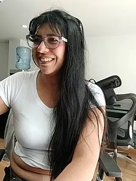 Snapshot of aisha_latina chatting on 11.21.25 aisha latina online show from 11.21.25