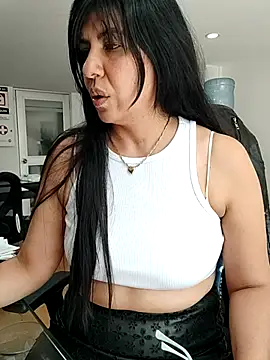 Snapshot of aisha_latina chatting on 12.01.25 aisha latina online show from 12.01.25