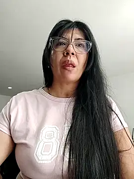 Snapshot of aisha_latina chatting on 12.03.25 aisha latina online show from 12.03.25