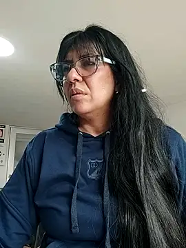 Snapshot of aisha_latina chatting on 12.04.25 aisha latina online show from 12.04.25