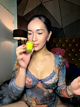 Snapshot of Jasmine_Elcock chatting on 10.04.25 Jasmine Elcock online show from 10.04.25