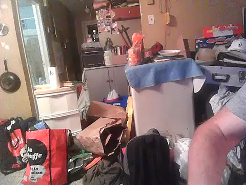 Snapshot of M9ntreal chatting on 09.10.25 M9ntreal online show from 09.10.25