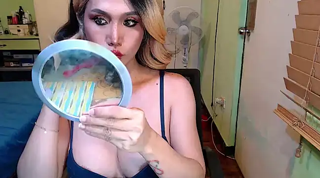 Snapshot of Ezradeliciosa chatting on 02.20.25 Ezradeliciosa online show from 02.20.25