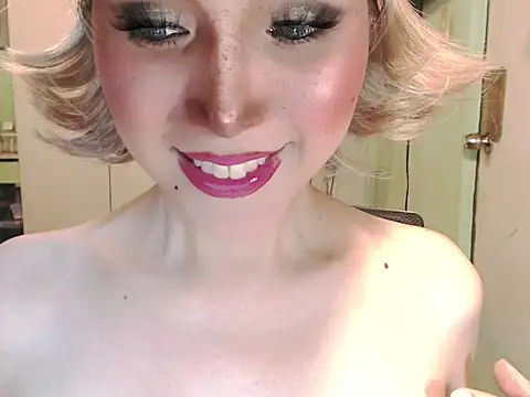 Snapshot of Ezradeliciosa chatting on 04.26.26 Ezradeliciosa online show from 04.26.26