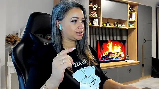 Snapshot of Claire95_ chatting on 10.22.25 Claire95 online show from 10.22.25