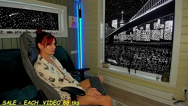 Snapshot of SandyChris chatting on 03.07.25 SandyChris online show from 03.07.25