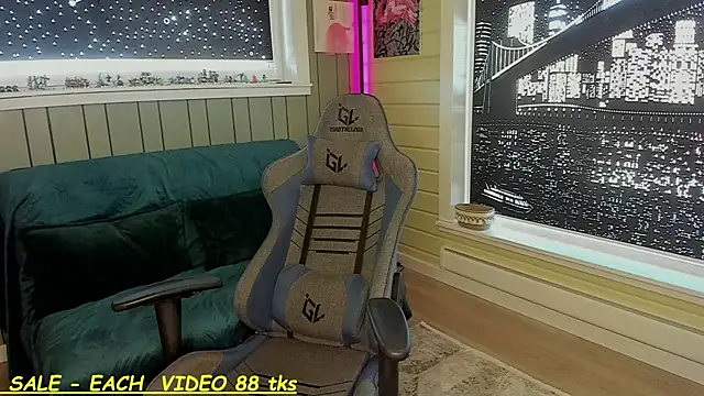 Snapshot of SandyChris chatting on 03.17.25 SandyChris online show from 03.17.25