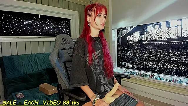 Snapshot of SandyChris chatting on 09.19.25 SandyChris online show from 09.19.25