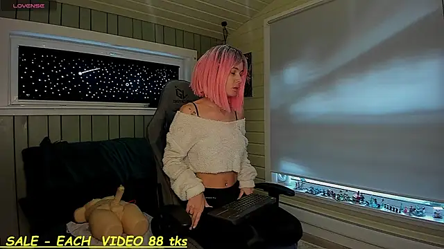 Snapshot of SandyChris chatting on 11.14.25 SandyChris online show from 11.14.25