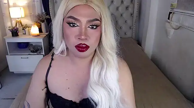 Snapshot of RebecaNextToYou chatting on 01.12.25 RebecaNextToYou online show from 01.12.25