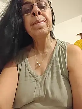 Snapshot of Susannemilf chatting on 05.16.26 Susannemilf online show from 05.16.26