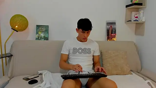 Snapshot of logan_thomas chatting on 10.28.25 logan thomas online show from 10.28.25