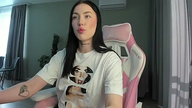 JenniferQueen11 online show from 02.19.25