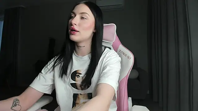 JenniferQueen11 online show from 02.19.25