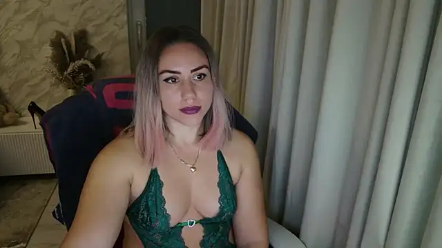 Snapshot of Annyfit4you chatting on 10.31.25 Annyfit4you online show from 10.31.25