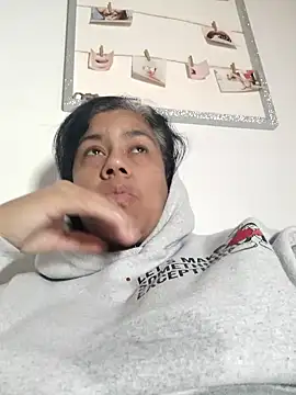 Snapshot of Molly_newman6 chatting on 12.17.25 Molly newman6 online show from 12.17.25