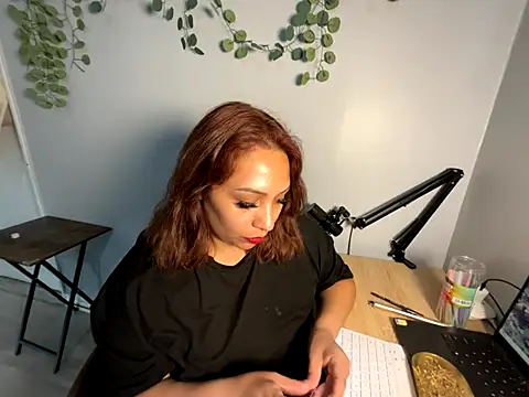 Snapshot of linalooove chatting on 09.11.25 linalooove online show from 09.11.25