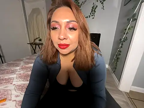 Snapshot of linalooove chatting on 10.19.25 linalooove online show from 10.19.25