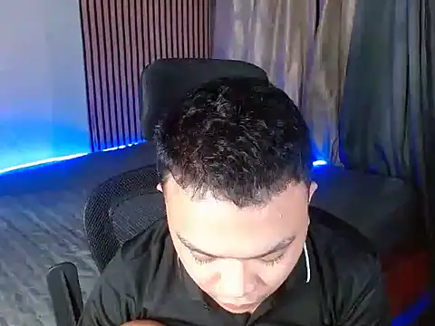 Snapshot of xsweetasian69x chatting on 01.15.25 xsweetasian69x online show from 01.15.25