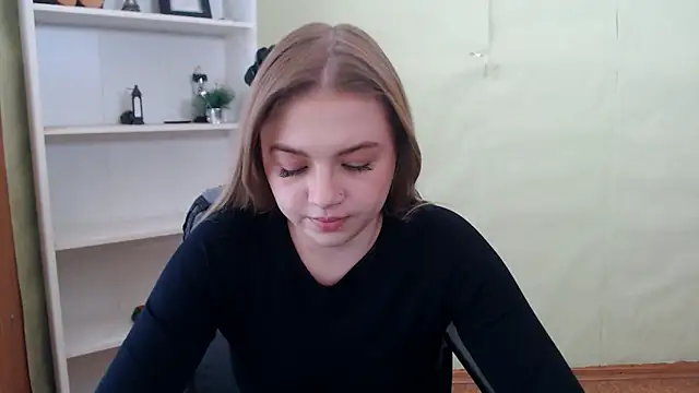 Snapshot of CrazyGloria chatting on 02.24.25 CrazyGloria online show from 02.24.25